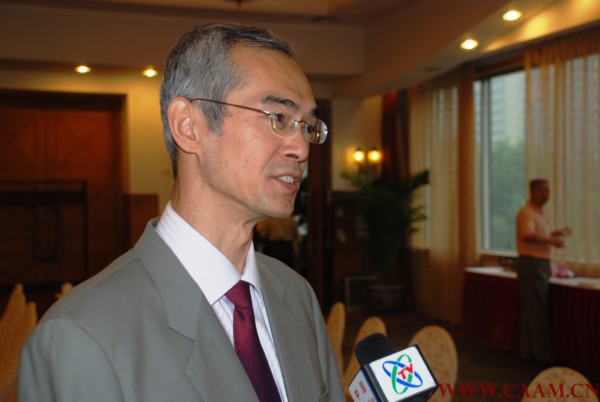 中国针灸学会常务理事黄龙祥教授在“国家标准针灸技术操作规范新闻发布会”会后接受记者采访.jpg