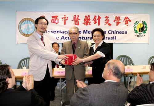 巴西中医药针灸学会改选并举行新老会长交接仪式.jpg