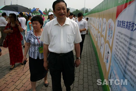 王国强副部长亲临中医中药北京行大型义诊咨询科普宣传活动现场1.jpg
