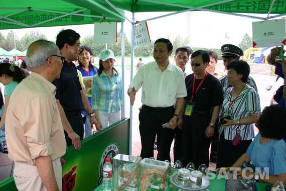 王国强副部长亲临中医中药北京行大型义诊咨询科普宣传活动现场2.jpg