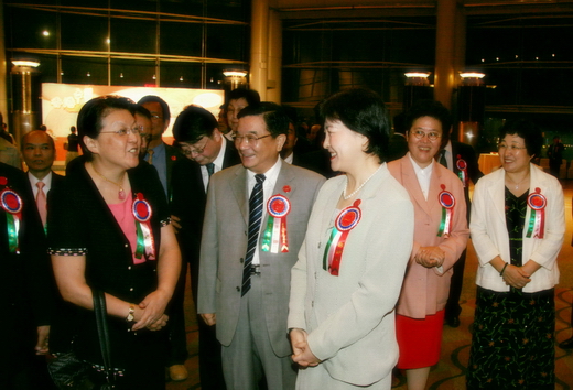 房书亭副局长率领代表团出席香港中医药界举办的庆祝回归十周年晚会3.jpg