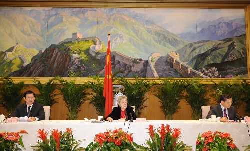 吴仪强调加快推进城镇居民基本医疗保险试点工作.jpg