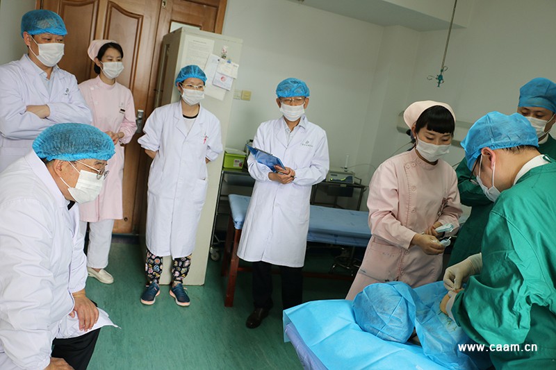 国际欧亚科学院中医药院士十堰工作站、中国针灸学会十堰专家工作站签约揭牌仪式在湖北十堰举行10.jpg