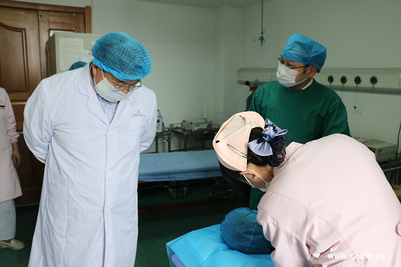 国际欧亚科学院中医药院士十堰工作站、中国针灸学会十堰专家工作站签约揭牌仪式在湖北十堰举行11.jpg