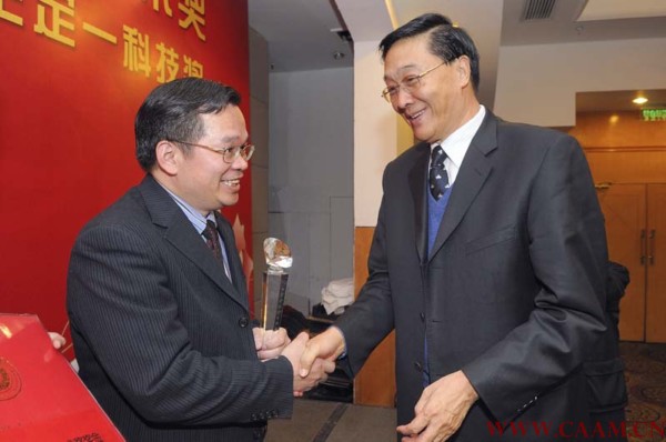 领导为获奖者颁奖1.jpg