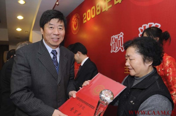 领导为获奖者颁奖2.jpg