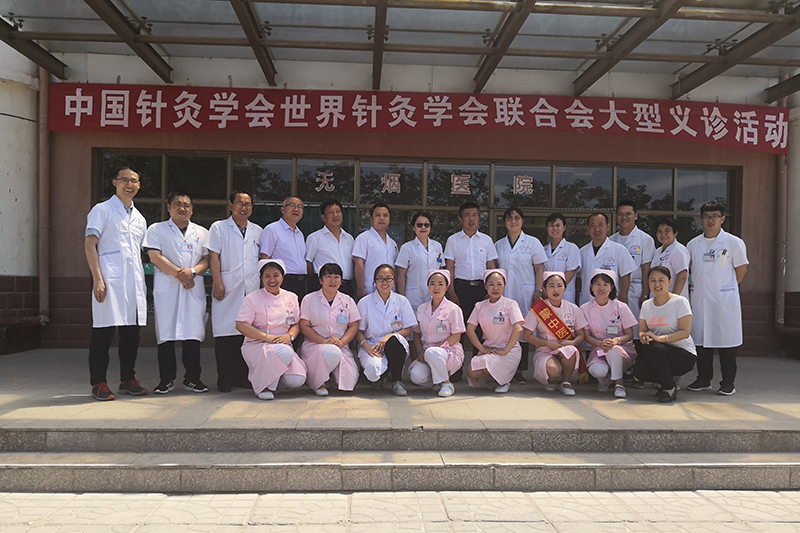 7.专家团与医护人员义诊合影.jpg