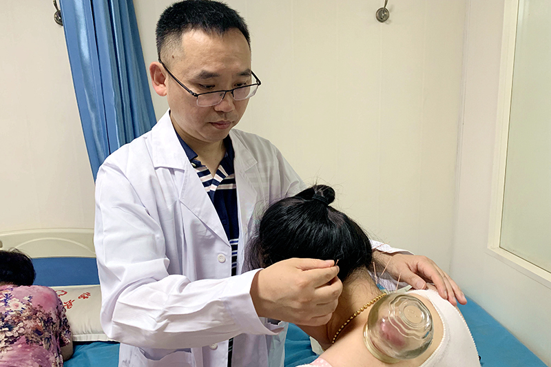 刘慧琳主任在为患者治疗中.jpg