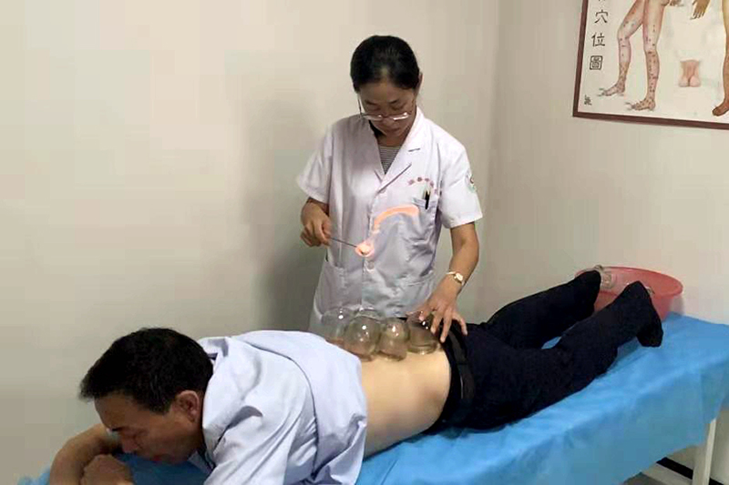 杨莉医师在为患者治疗.jpg