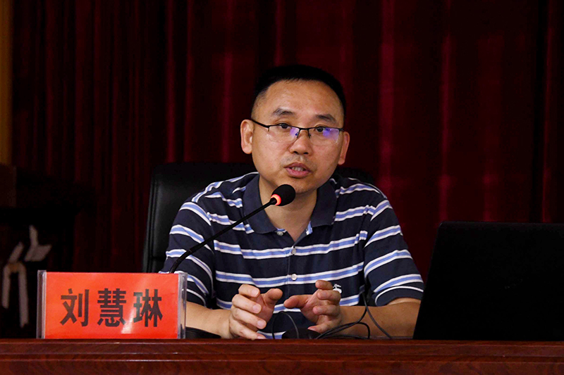 刘慧琳教授在授课中.jpg