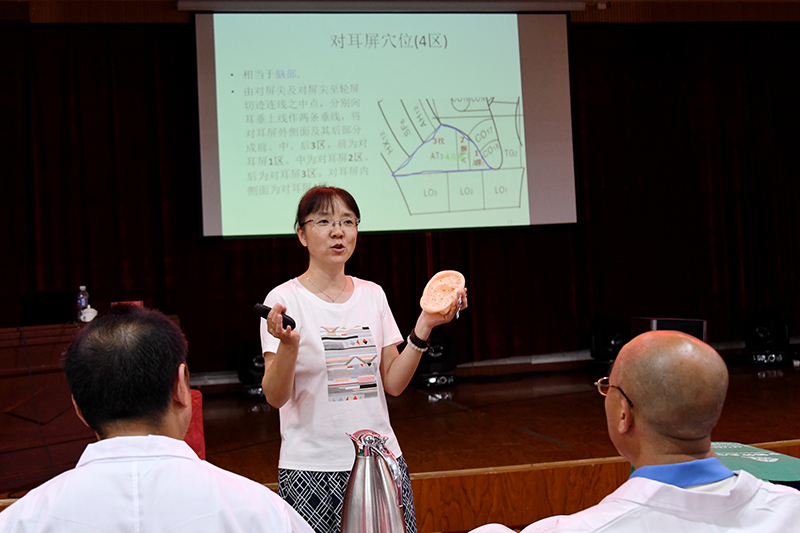 马良宵教授在授课中.jpg
