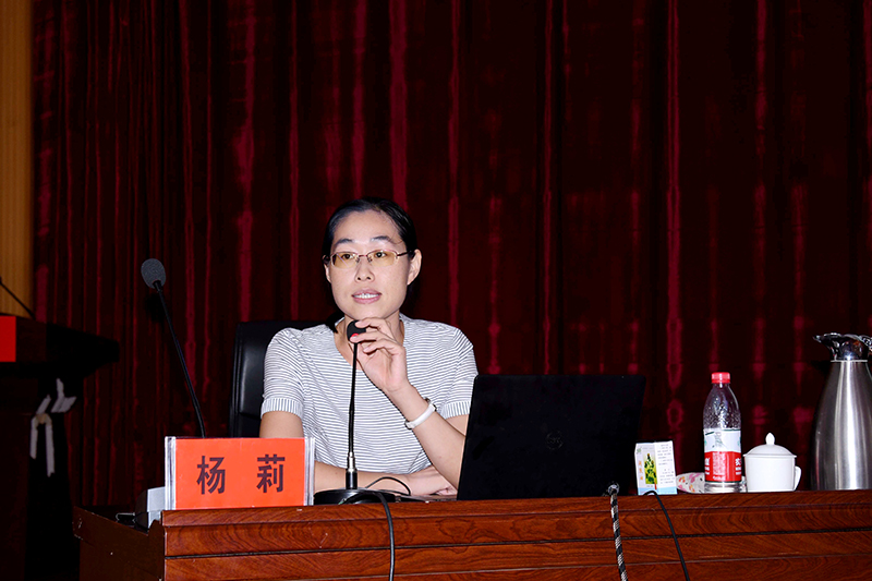 杨莉老师在授课中 (2).jpg