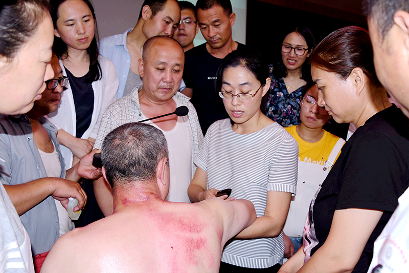 杨莉老师在示教中.jpg