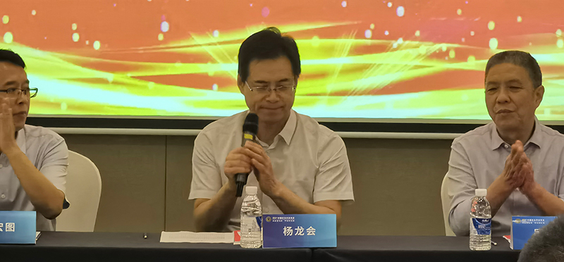中国中医科学院党委副书记杨龙会教授宣读关于同意换届的批复文件.jpg